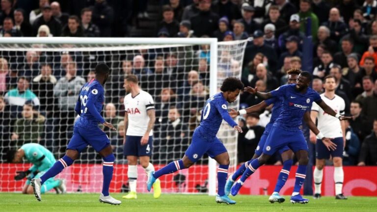 Willian celebra un gol con el Chelsea