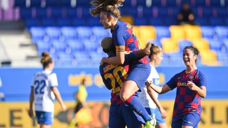 Asisat Oshoala y Alexia Putellas celebran un gol con el FC Barcelona