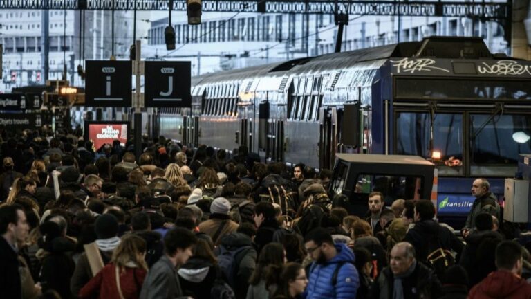 Una multitud se agolpa en los andenes de la estación ferroviaria de Gare de Lyon el 20 de diciembre de 2019 en París, durante el decimosexto día de huelgas contra el proyecto gubernamental de reforma de las pensiones