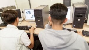 Dos jóvenes mirando la pantalla del ordenador