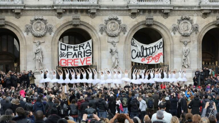 Bailarinas de la Ópera de Paris en la entrada del edificio de la Ópera, el 24 de diciembre de 2019