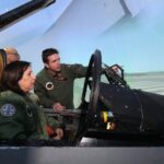 La ministra de Defensa en funciones, Margarita Robles, en el simulador de un caza F-18
