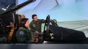 La ministra de Defensa en funciones, Margarita Robles, en el simulador de un caza F-18