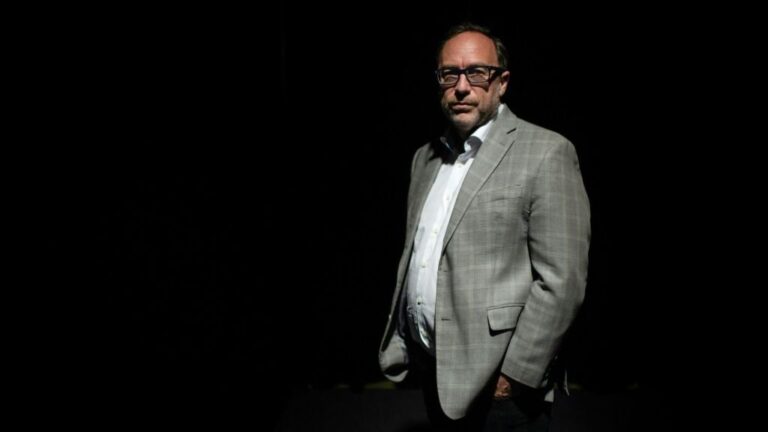 El Cofundador de la enciclopedia en línea sin fines de lucro Wikipedia Jimmy Wales posa durante una sesión de fotos en la feria Vivatech en París, el 16 de mayo de 2019
