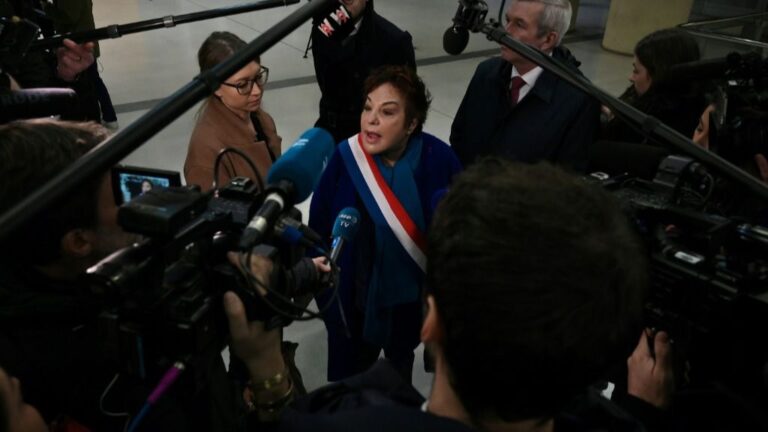 La senadora de los verdes Esther Benbassa habla con la prensa tras reunirse con líderes huelguistas en la estación ferroviaria de la Gare de Lyon, el 27 de diciembre de 2019 en París