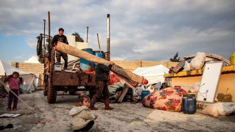 Sirios que escapan de la violencia en el sur de la provincia de Idlib, Siria, cargan una camioneta el 27 de diciembre de 2019