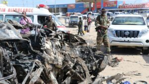 Un soldado pasa junto al chasis calcinado de un vehículo tras la explosión de un coche bomba en Mogadiscio, el 28 de diciembre de 2019