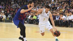 El pívot del Barça Nikola Mirotic y el base del Real Madrid Facundo Campazzo en el Clásico en el Palau