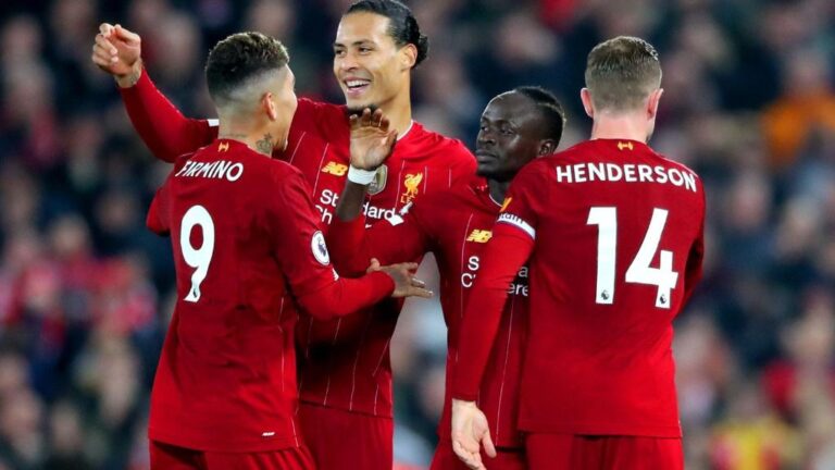 El delantero del Liverpool Sadio Mane celebra junto a Roberto Firmino, Virgil van Dijk y Jordan Henderson el tanto de la victoria contra el Wolverhampton Wanderers en Anfield