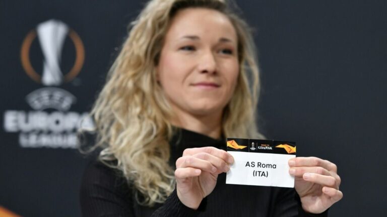 La embajadora de la Europa League, Josephine Henning, exhibe la tira con el nombre del AS Roma durante la ceremonia del sorteo de la ronda de grupos de la Copa Europa League de la UEFA, el 16 de diciembre de 2019, en Nyon, Suiza.