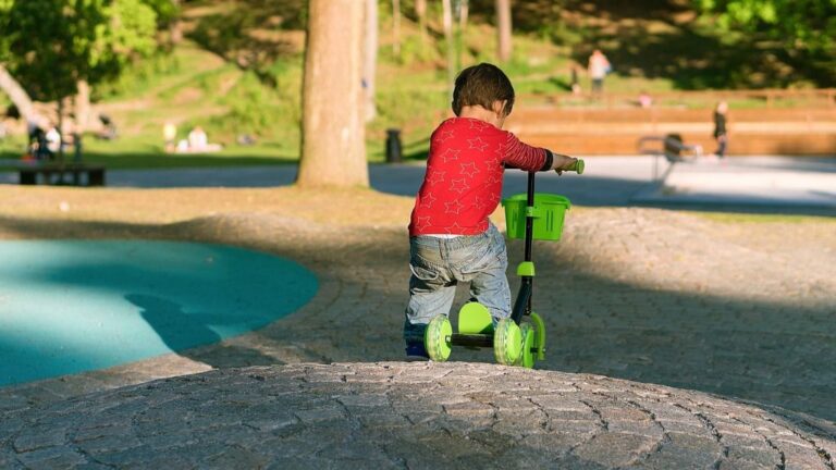 Nino en un patinete