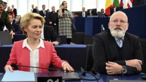 Ursula von der Leyen y Frans Timmermans