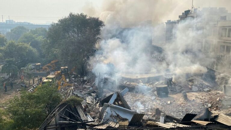 Humareda escapando de los restos del edificio que colapsó en Nueva Delhi durante un nuevo incendio, el 2 de enero de 2020