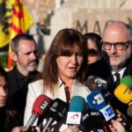 La portavoz del Grupo Junts per Catalunya en el Congreso de los Diputados, Laura Borràs, realiza una declaración ante los medios de comunicación durante la ofrenda floral a la tumba de Francesc Macià, en Montjuic (Barcelona) a 25 de diciembre de 2019