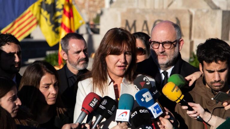 La portavoz del Grupo Junts per Catalunya en el Congreso de los Diputados, Laura Borràs, realiza una declaración ante los medios de comunicación durante la ofrenda floral a la tumba de Francesc Macià, en Montjuic (Barcelona) a 25 de diciembre de 2019