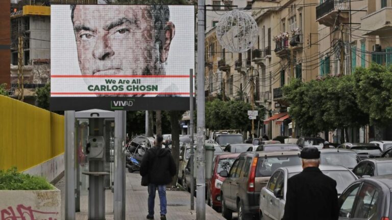 Un cartel publicitario en apoyo del expresidente ejeuctivo del grupo automovilístico Nissan Carlos Ghosn, fotografiado en Beirut el 6 de diciembre de 2018