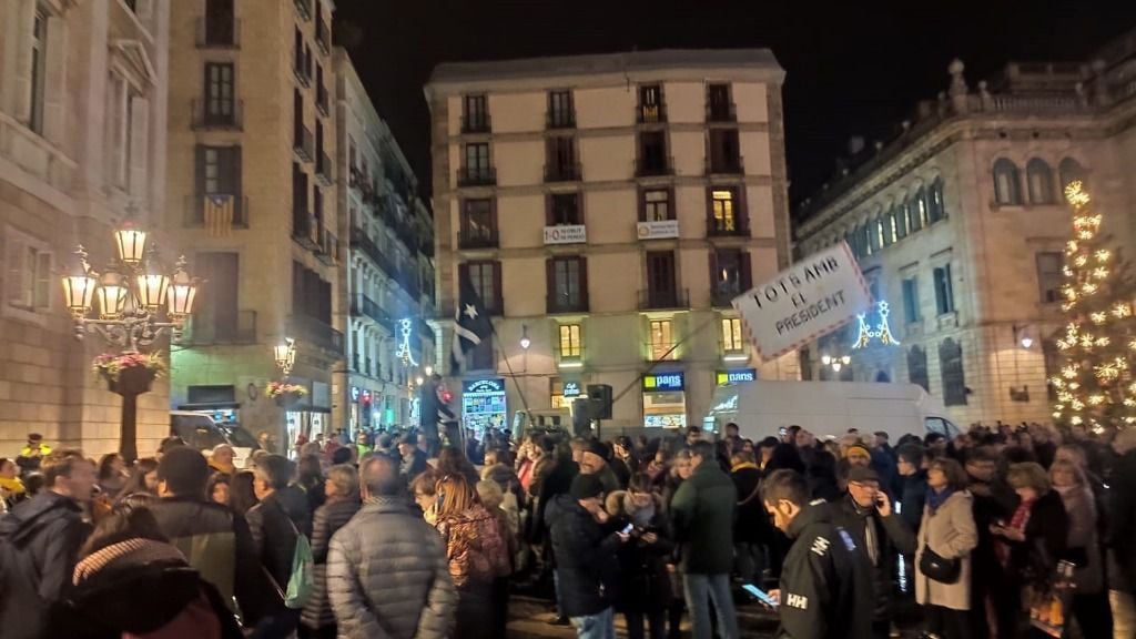 Concentración en la plaza Sant Jaume de Barcelona por la decisión de la JEC de inhabilitar al presidente del Govern, Quim Torra