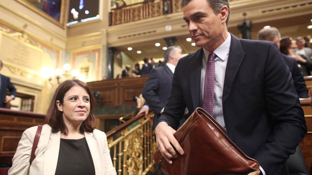 La portavoz del PSOE en el Congreso de los Diputados, Adriana Lastra, y el presidente de Gobierno en funciones, Pedro Sánchez