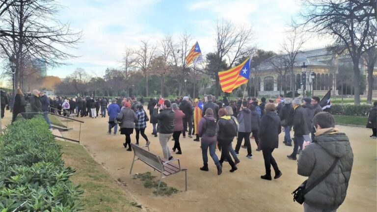 Manifestantes van a concentrarse ante el Parlament después de que unos cuantos forzaran una puerta del parque de la Ciutadella de Barcelona, por el pleno extraordinario