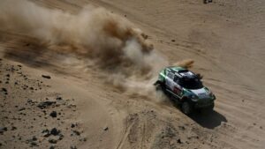 El piloto lituano Vaidotas Zala y el copiloto lituano Saulius Jurgelenas compiten durante la primera etapa del Dakar 2020 entre Jeddah y Al Wajh, Arabia Saudita, el 5 de enero de 2020