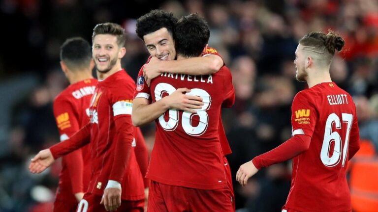 Curtis Jones celebra un gol con el Liverpool FC.