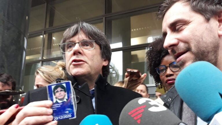 El expresidente de la Generalitat Carles Puigdemont posa con su acreditación de eurodiputado a la salida del Parlamento Europeo