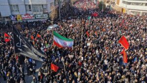 Los iraníes se congregan para el entierro del general Qasem Soleimani en su ciudad natal de Kerman el 7 de enero de 2020