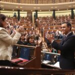 El presidente de Gobierno en funciones, Pedro Sánchez, es aplaudido por su compañeros del PSOE