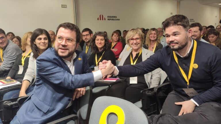 El vicepresidente del Govern y coordinador de ERC, Pere Aragonès, y el diputado de ERC en el Congreso Gabriel Rufián, en el Consell Nacional de ERC, el 2 de enero de 2020