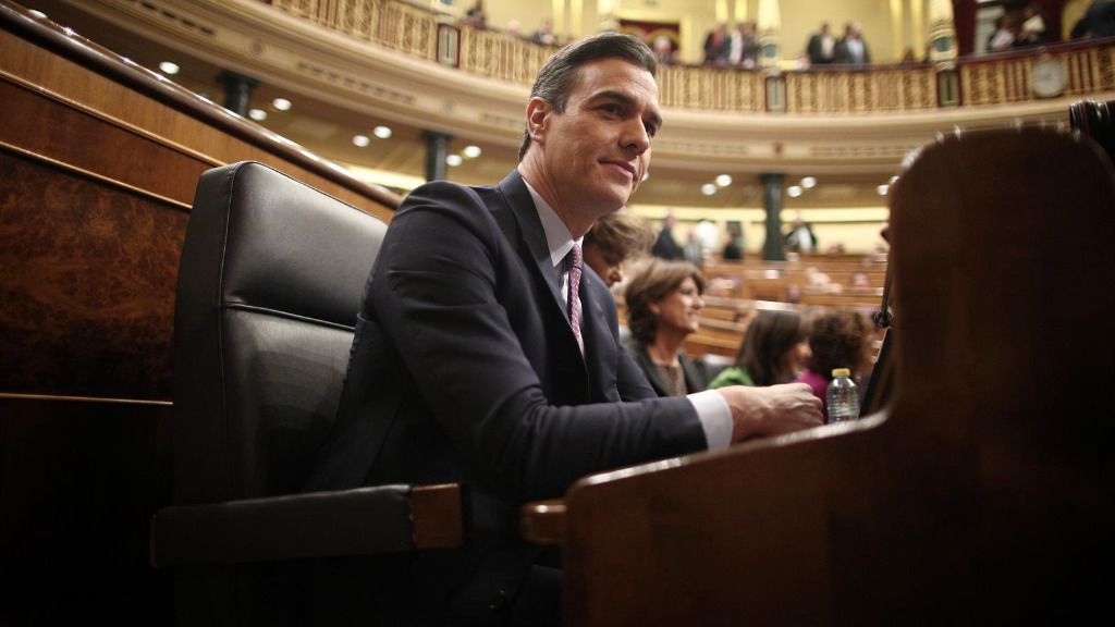 El presidente de Gobierno en funciones y secretario general del PSOE, Pedro Sánchez, sentado en su escaño en el Congreso de los Diputados