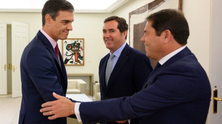 Pedro Sánchez, Antonio Garamendi y Gerardo Cuerva