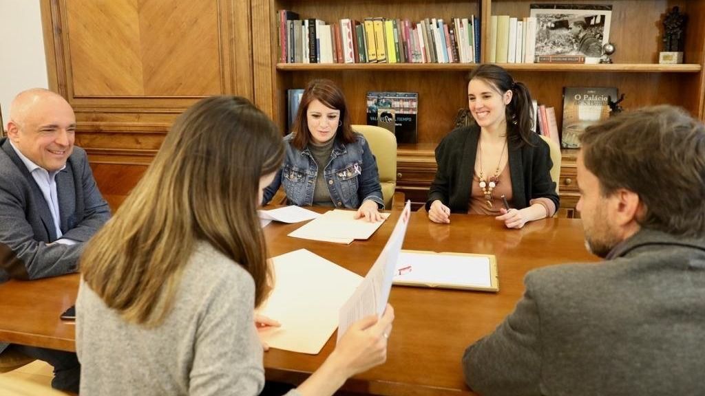 Las portavoces de PSOE y Podemos, Adriana Lastra e Irene Montero, firman un protocolo de funcionamiento del acuerdo del Gobierno de coalición