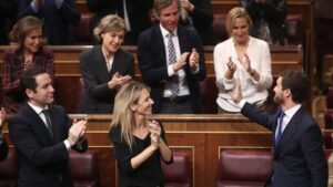 El presidente del PP, Pablo Casado, agradece el aplauso de la bancada popular tras su intervenci&oacute;n en la segunda sesi&oacute;n de votaci&oacute;n para la investidura del candidato socialista a la Presidencia del Gobierno