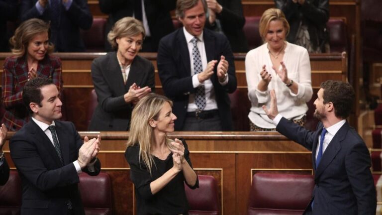 El presidente del PP, Pablo Casado, agradece el aplauso de la bancada popular tras su intervención en la segunda sesión de votación para la investidura del candidato socialista a la Presidencia del Gobierno