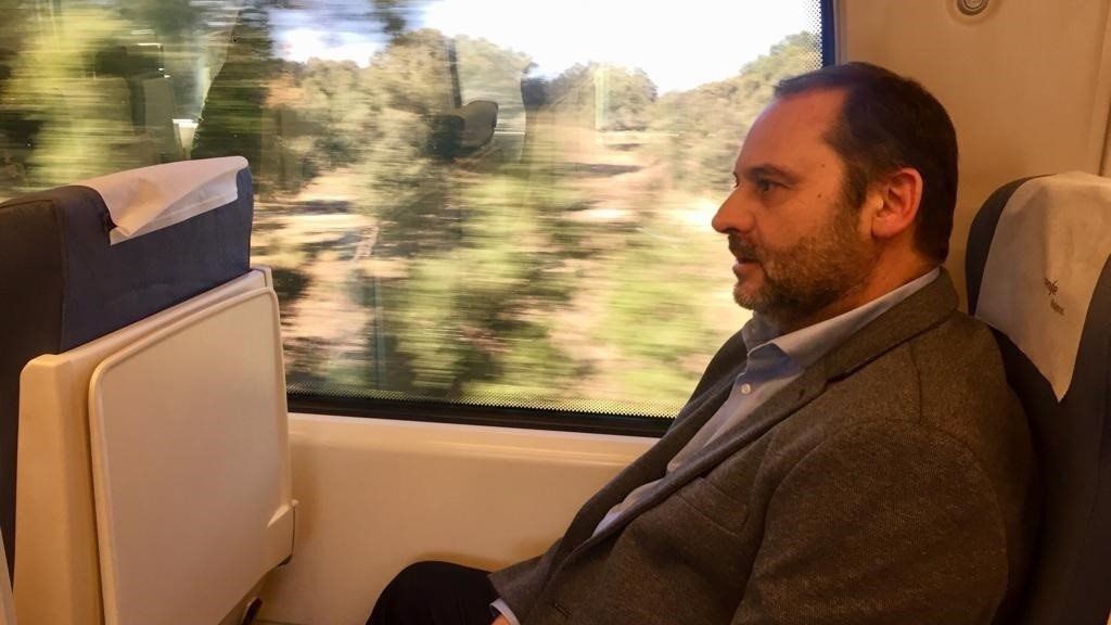 El ministro José Luis Ábalos viaja en el tren de Cáceres a Madrid