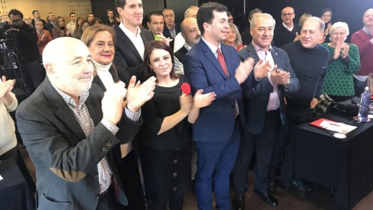 La vicesecretaria general del PSOE, Adriana Lastra, arropa a los socialistas gallegos en un acto en Santiago de Compostela