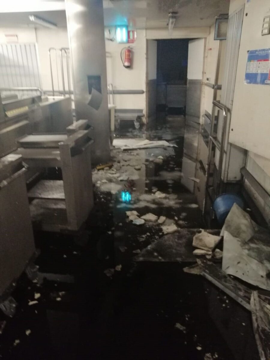 El techo de la cocina del Hospital del Gregorio Marañón se cae este sábado sobre el lavavajillas dejándolo inutilizado
