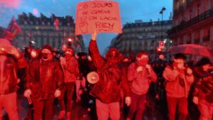 Un manifestante durante las últimas manifestaciones que se celebraron por las calles de París contra la reforma del sistema de pensiones del Gobierno de Francia
