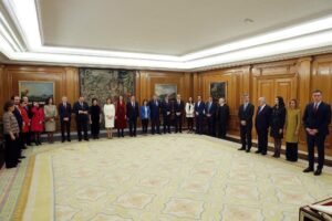El presidente del Gobierno, Pedro Sánchez (d) preside la jura de ministros de su nuevo gobierno durante un acto celebrado en el Palacio de Zarzuela en Madrid a 13 de enero de 2020