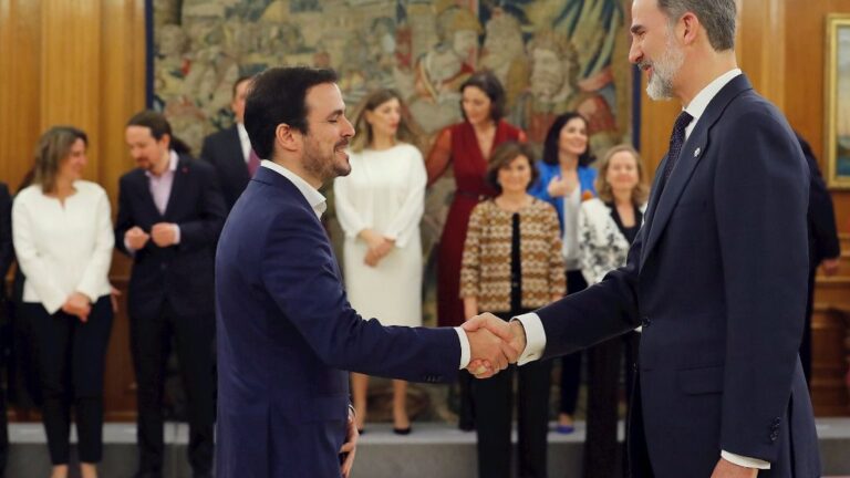 El nuevo ministro de Consumo, Alberto Garzón (izq), saluda al Rey Felipe VI (dehc), tras la jura de su cargo en el Palacio de la Zarzuela de Madrid