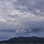 Columna de humo y cenizas del volcan Taal