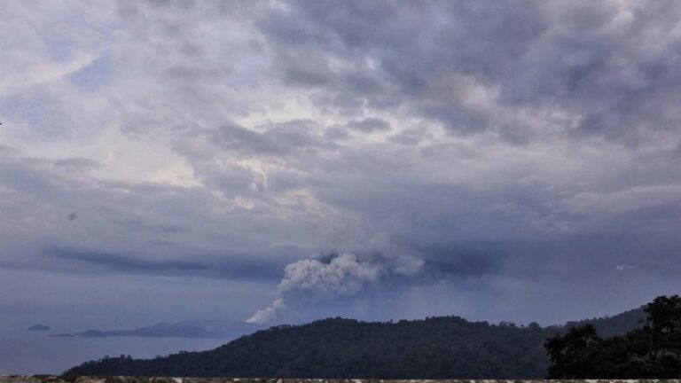 Columna de humo y cenizas del volcan Taal