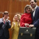 La exministra de Sanidad, Consumo y Bienestar Social, María Luisa Carcedo, posa junto al nuevo ministro de Consumo, Alberto Garzón