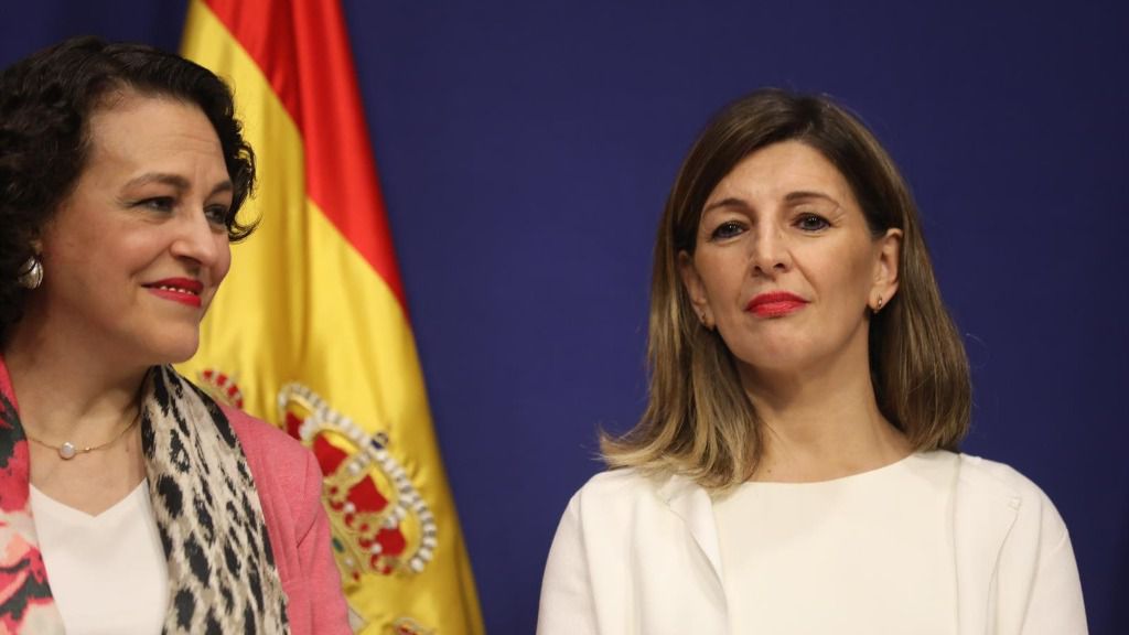 La nueva ministra de Trabajo, Yolanda Díaz (dech) y la exministra de Trabajo, Magdalena Valerio (izq) durante el acto de toma de posesión de los ministros