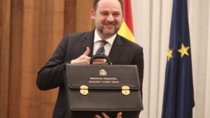 José Luis Ábalos posa con la cartera del nuevo Ministerio de Transportes, Movilidad y Agenda Urbana