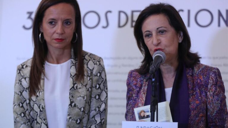 La presidenta de la Fundación Pablo Iglesias, Beatriz Corredor y la ministra de defensa, Margarita Robles