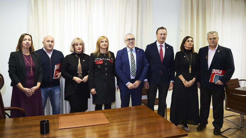 Miembros de la comisión negociadora de PSOE y PRC en el Parlamento de Cantabria