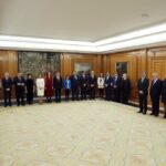 El presidente del Gobierno, Pedro Sánchez (d) preside la jura de ministros de su nuevo gobierno durante un acto celebrado en el Palacio de Zarzuela en Madrid a 13 de enero de 2020