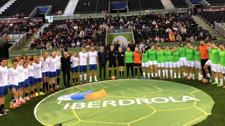 Exjugadores y jugadoras de la Primera Iberdrola golean por la igualdad