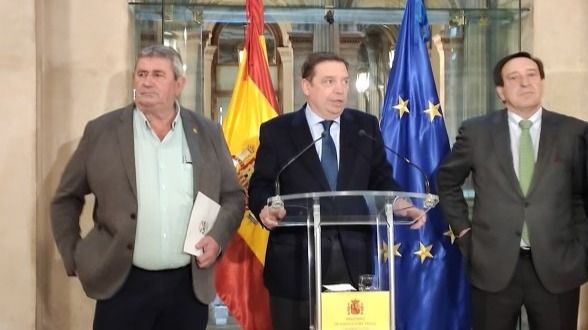 El ministro de Agricultura, Pesca y Alimentación, Luis Planas, con representantes de los agricultores